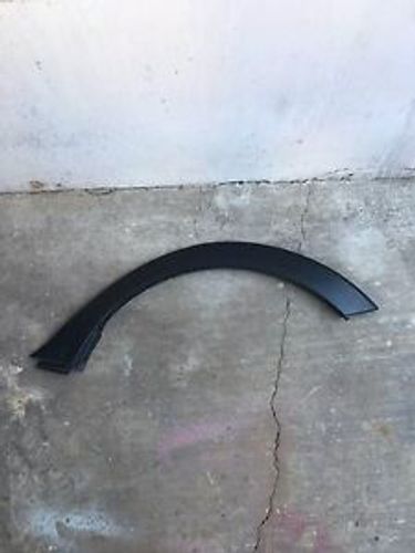 MOLDURA PASO RUEDA TRASERA LH (LADO IZQUIERDO)